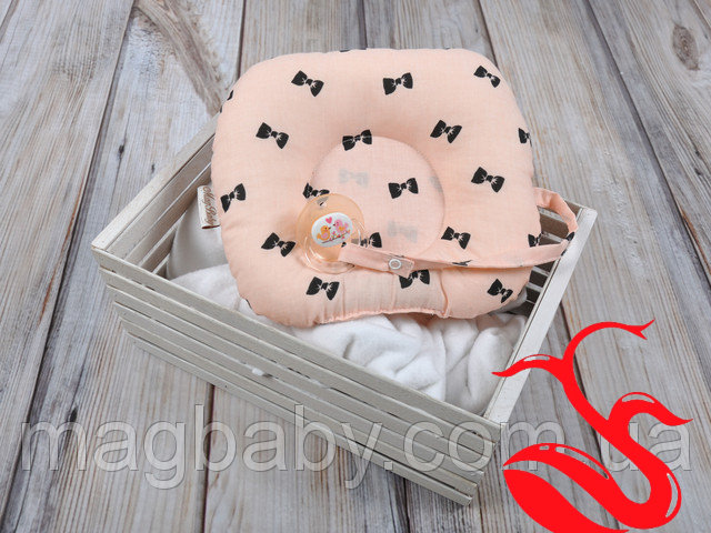Детская подушка для новорожденных с держателем, бантики на пудре